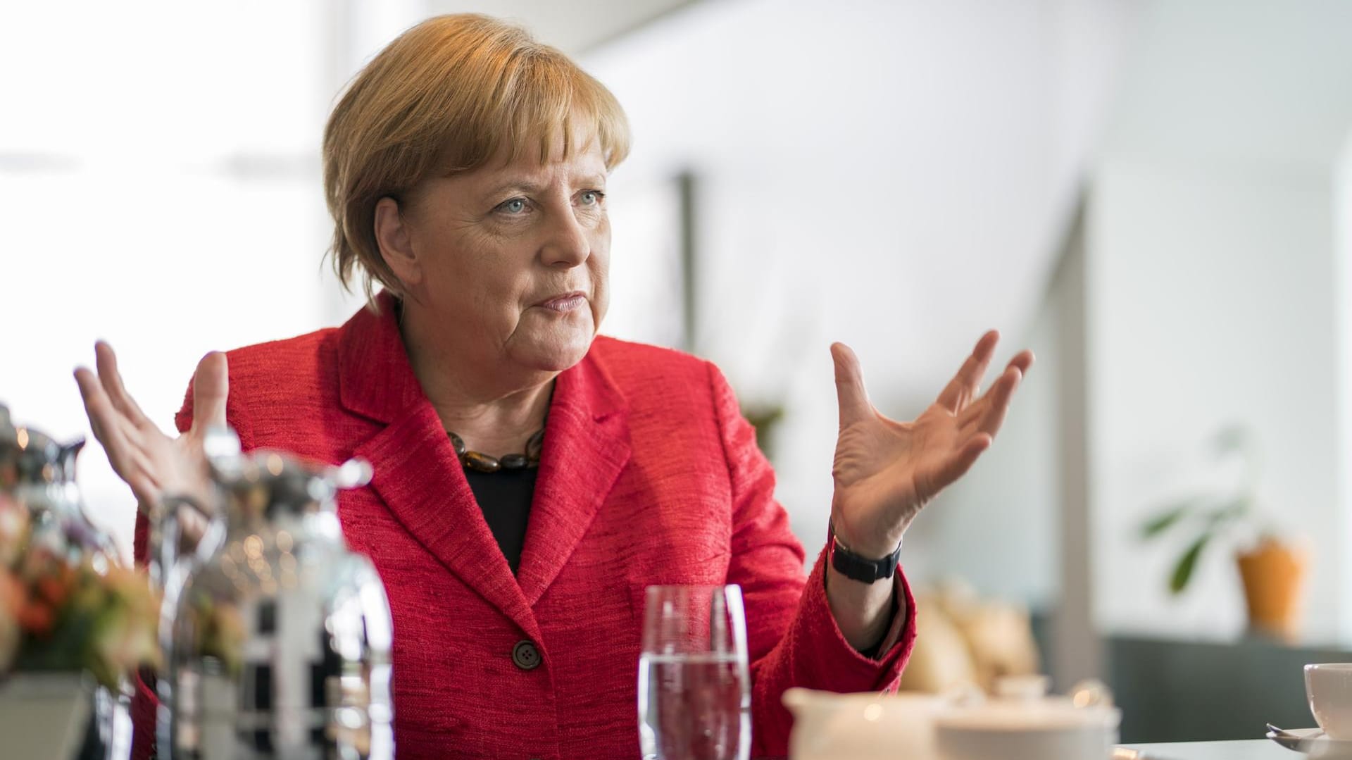 Merkel verteidigt ihre Flüchtlingspolitik und lobt die Hilfsbereitschaft während der Krise: "Es war richtig, diesen Menschen zu helfen und ich danke allen von Herzen."