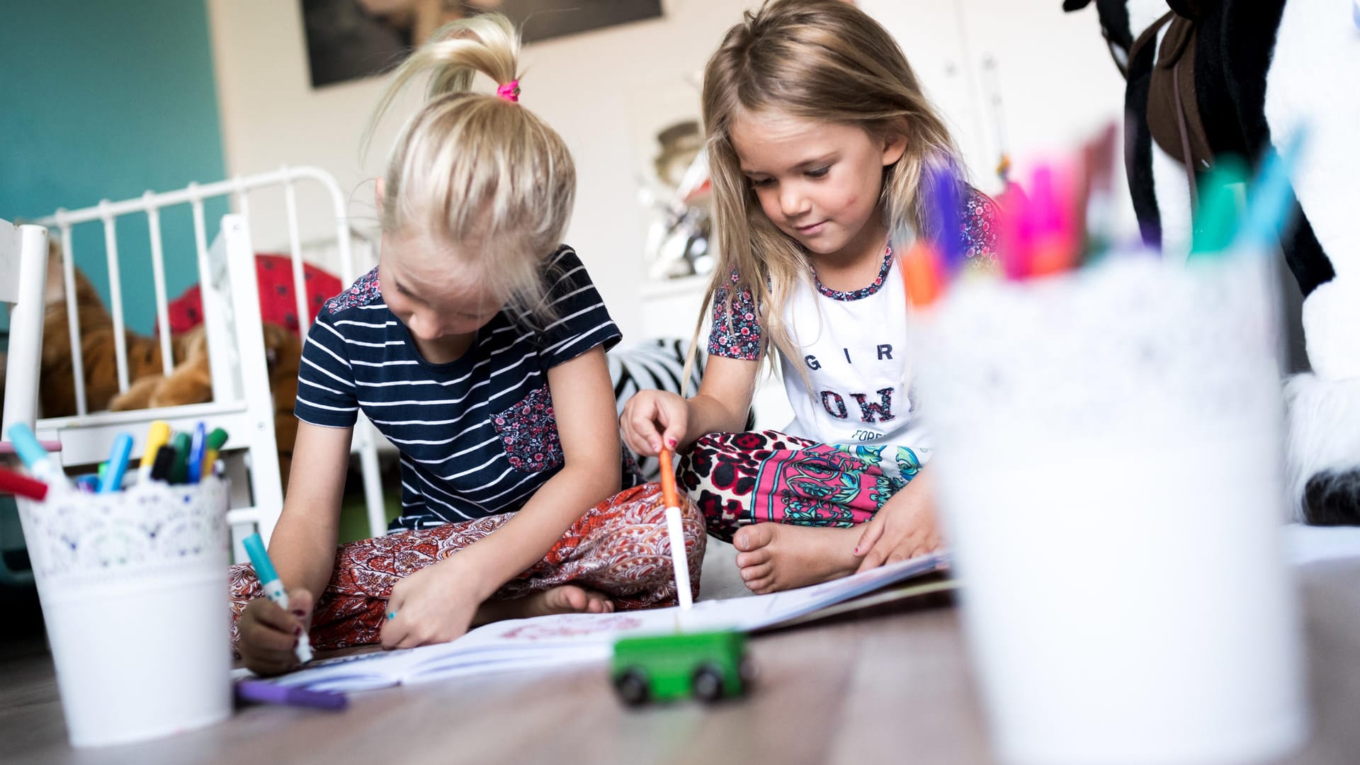 Wenn die Jüngsten sich ein Kinderzimmer teilen, ist immer jemand zum Spielen da.