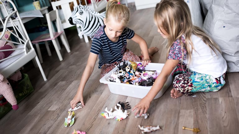Neben den gemeinsamen Spielsachen haben die Kinder auch eigene Sachen im Kinderzimmer.