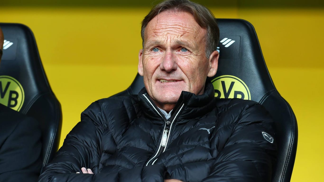 Hans-Joachim Watzke auf der BVB-Bank. Obwohl Dortmund überragend in die Saison gestartet ist, bremst er die Erwartungen.