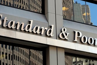 Standard & Poor's hat die Kreditwürdigkeit Chinas wegen anhaltend hoher Schulden herabgestuft.