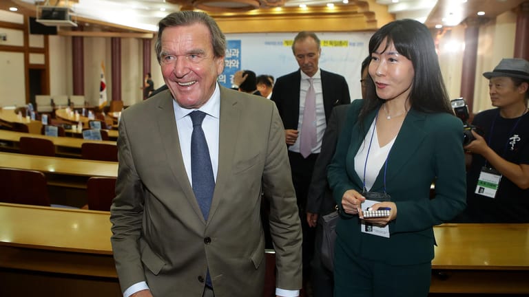 Gerhard Schröder und Se-Yeon Kim nahmen am 11. September gemeinsam an einer Sitzung in Seoul teil – sie fungierte als seine Übersetzerin.