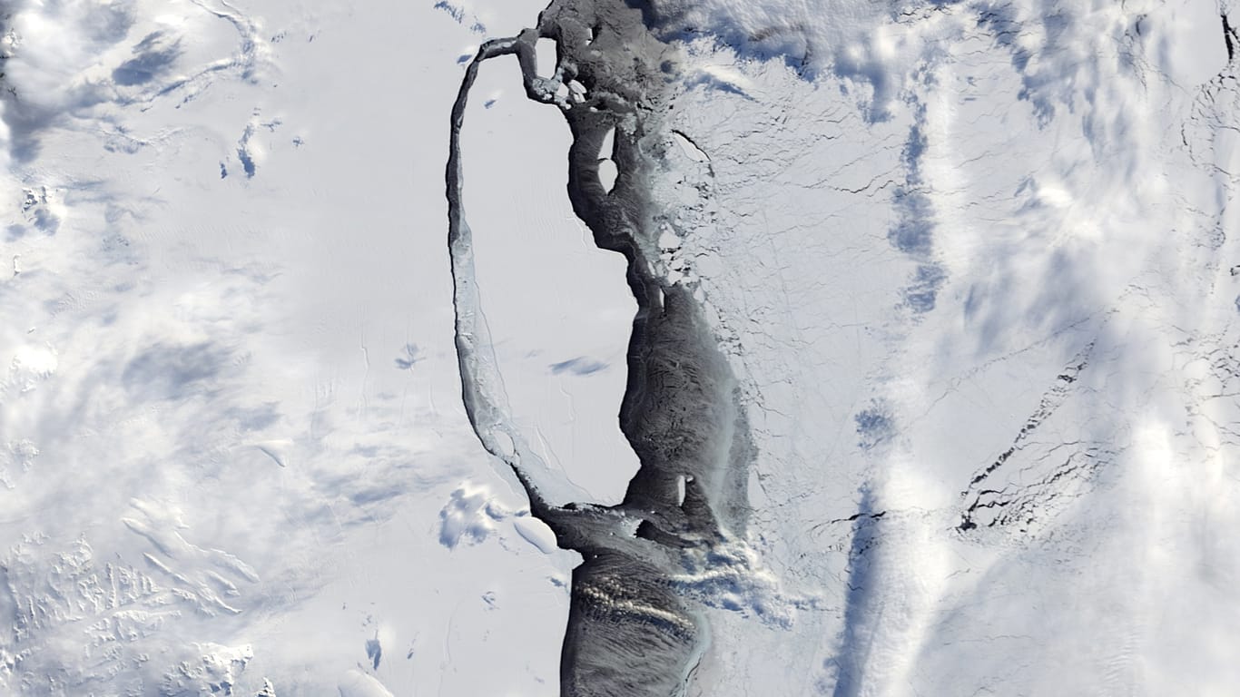 Eine Aufnahme vom 11.09.2017 durch MODIS (Moderate-resolution Imaging Spectroradiometer) vom NASA-Satelliten Terra aus, zeigt den massiven Eisberg, der sich in der Antarktis vom Larsen-C-Schelfeis gelöst hat. Der gigantische Eisberg A68 treibt aufs Meer hinaus. Satellitenbilder zeigen, dass eine mehrere Kilometer große Lücke zwischen dem Eisberg und dem Larsen-C-Schelfeis entstanden ist.