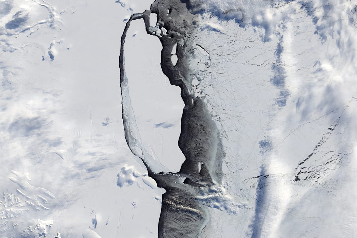 Eine Aufnahme vom 11.09.2017 durch MODIS (Moderate-resolution Imaging Spectroradiometer) vom NASA-Satelliten Terra aus, zeigt den massiven Eisberg, der sich in der Antarktis vom Larsen-C-Schelfeis gelöst hat. Der gigantische Eisberg A68 treibt aufs Meer hinaus. Satellitenbilder zeigen, dass eine mehrere Kilometer große Lücke zwischen dem Eisberg und dem Larsen-C-Schelfeis entstanden ist.