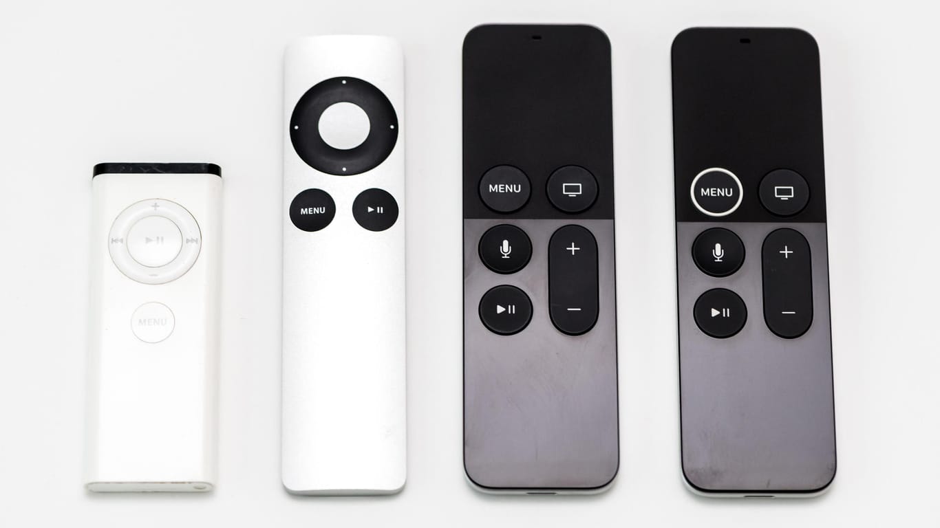 Generationentreffen: Die Evolutionsstufen der Apple-TV-Fernbedienung von der ersten Generation (ganz links) bis heute.