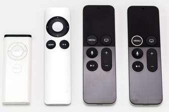 Generationentreffen: Die Evolutionsstufen der Apple-TV-Fernbedienung von der ersten Generation (ganz links) bis heute.