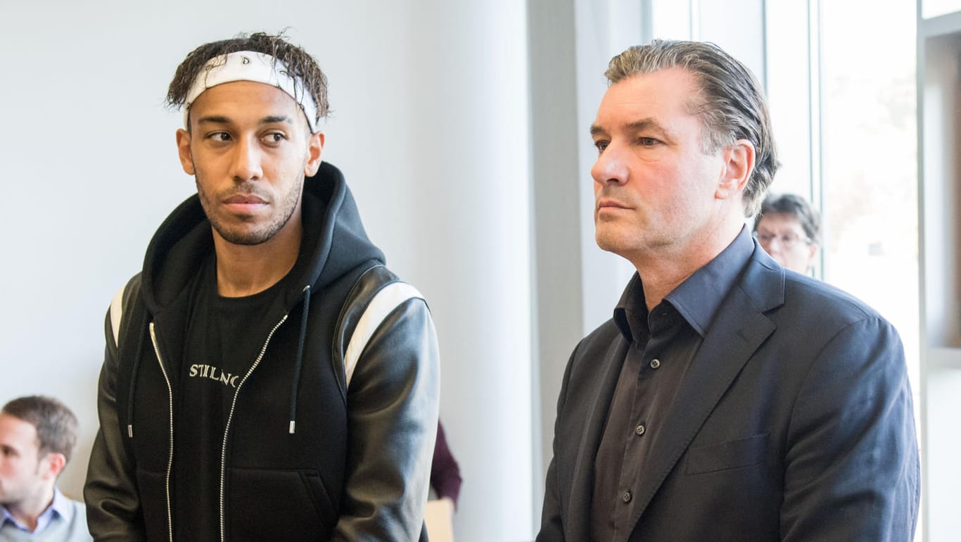 BVB-Sportdirektor Michael Zorc (r.) und Pierre-Emerick Aubameyang warten im Oberlandesgericht Hamm auf den Prozessbeginn.