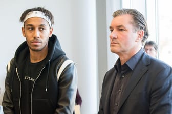 BVB-Sportdirektor Michael Zorc (r.) und Pierre-Emerick Aubameyang warten im Oberlandesgericht Hamm auf den Prozessbeginn.