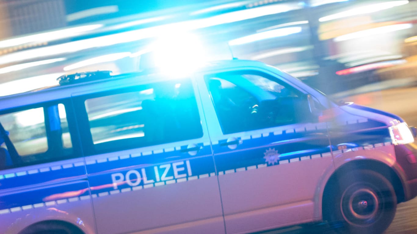 In Dortmund hat ein Mann nach einem Unfall einen Helfer verprügelt.