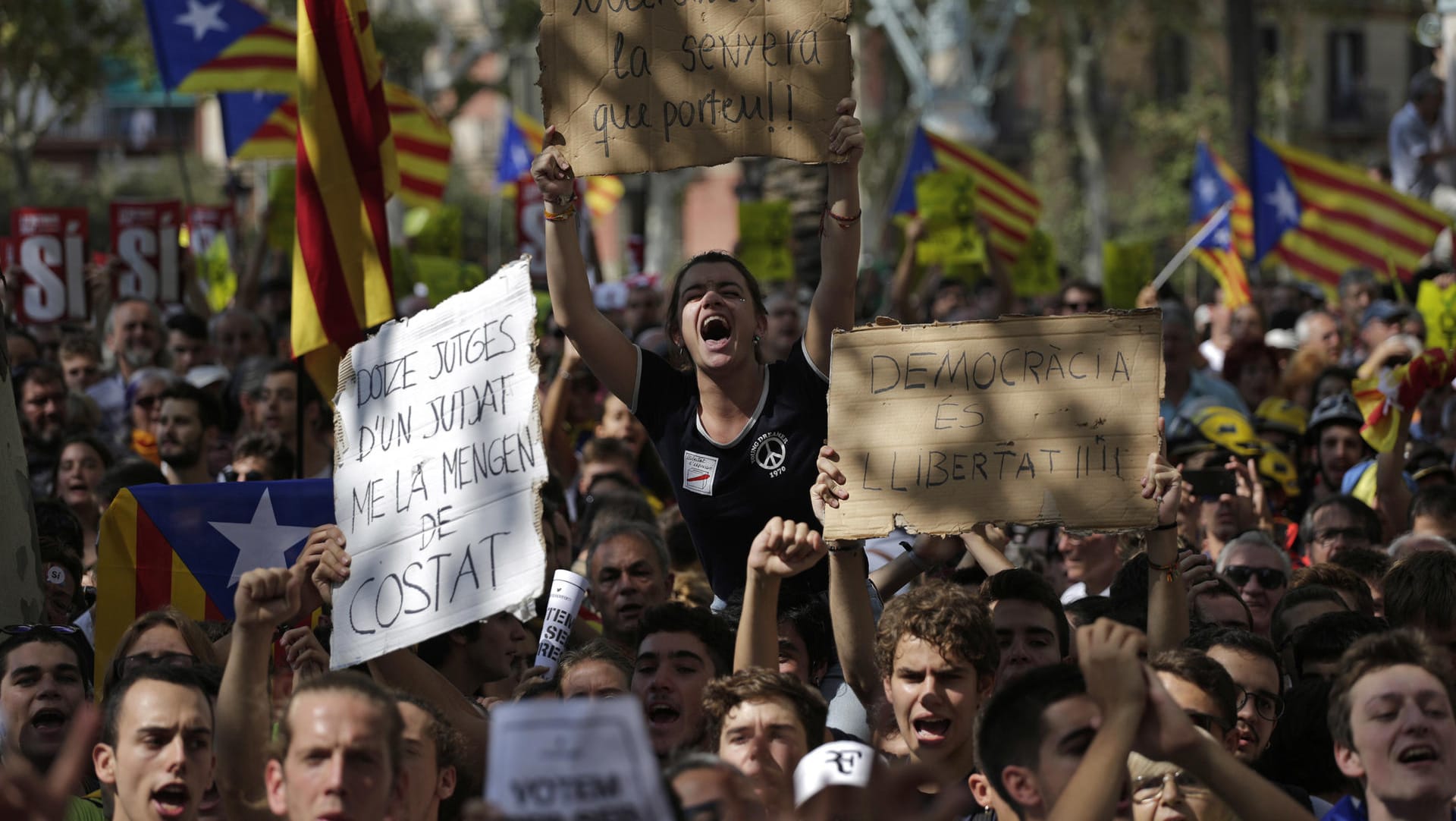 Demonstranten protestieren in Barcelona gegen die Razzien der spanischen Polizei.