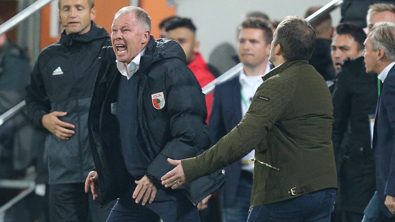Schon während des Spiels gegen RB Leipzig war Augsburg-Manager Stefan Reuter wütend.