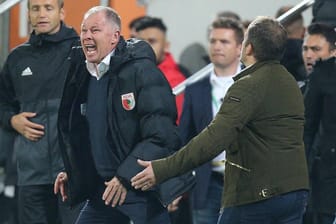 Schon während des Spiels gegen RB Leipzig war Augsburg-Manager Stefan Reuter wütend.