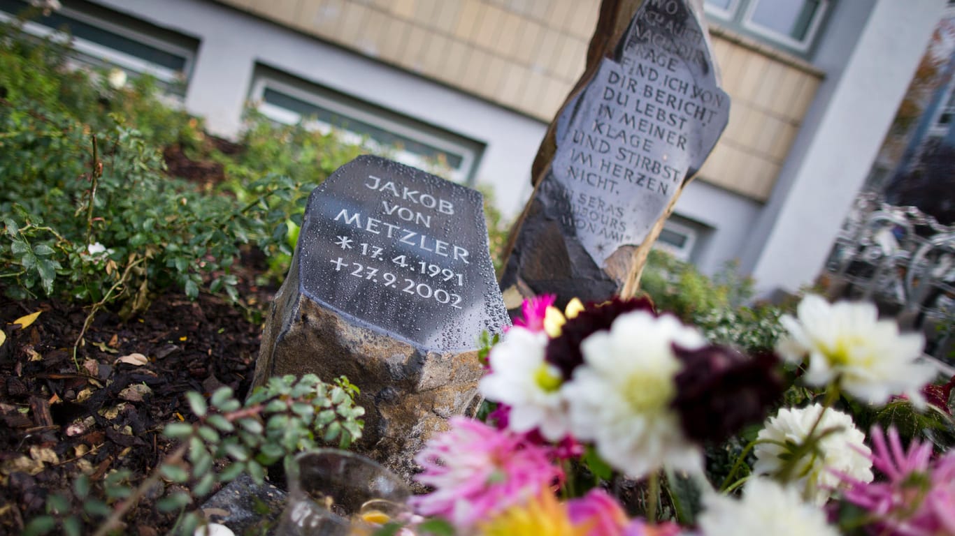 Vor 15 Jahren ermordete Magnus Gäfgen den von ihm entführten Bankierssohn Jakob von Metzler. Vor dessen ehemaliger Schule steht heute ein Gedenkstein.