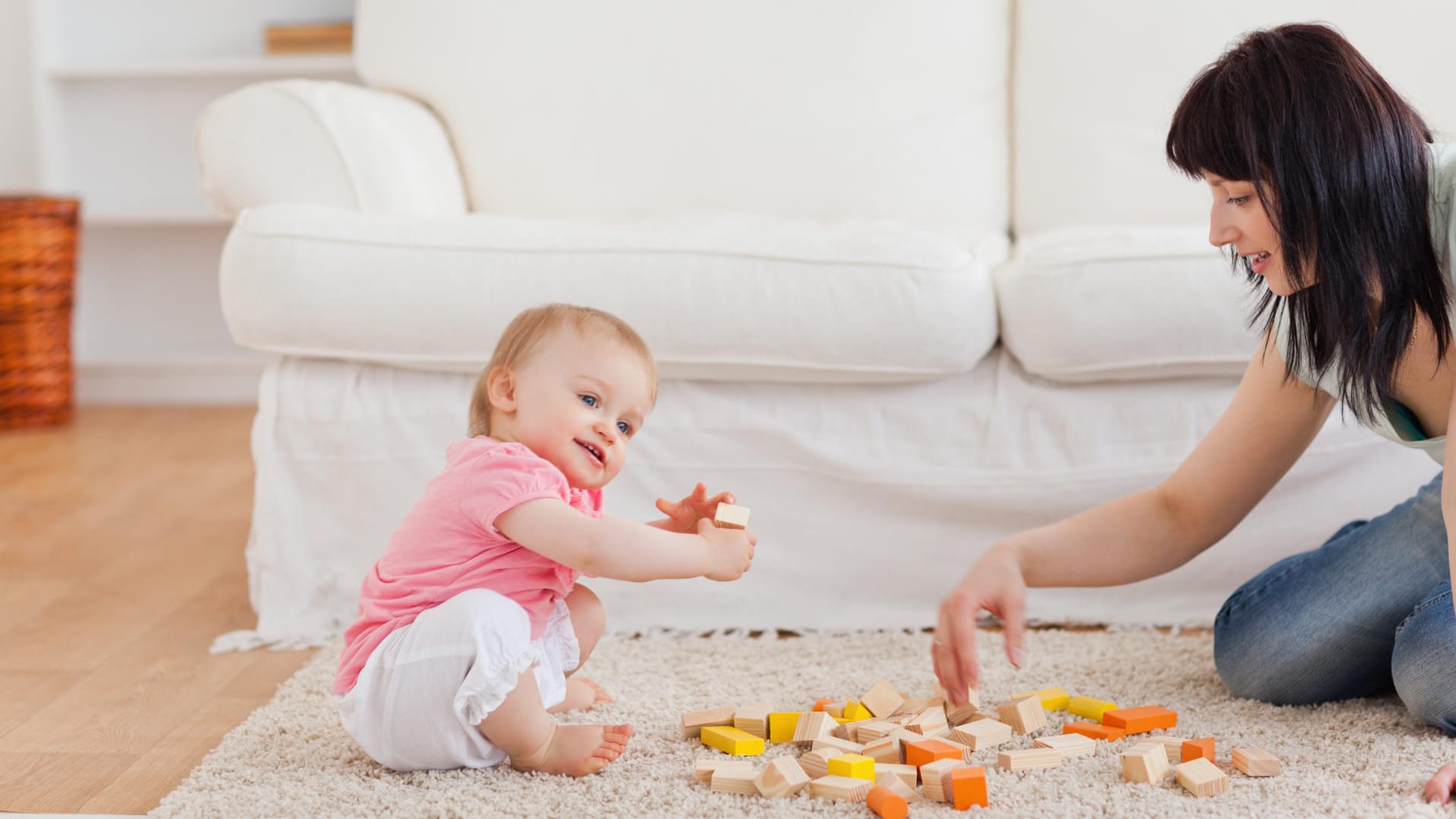 Mutter spielt mit Baby