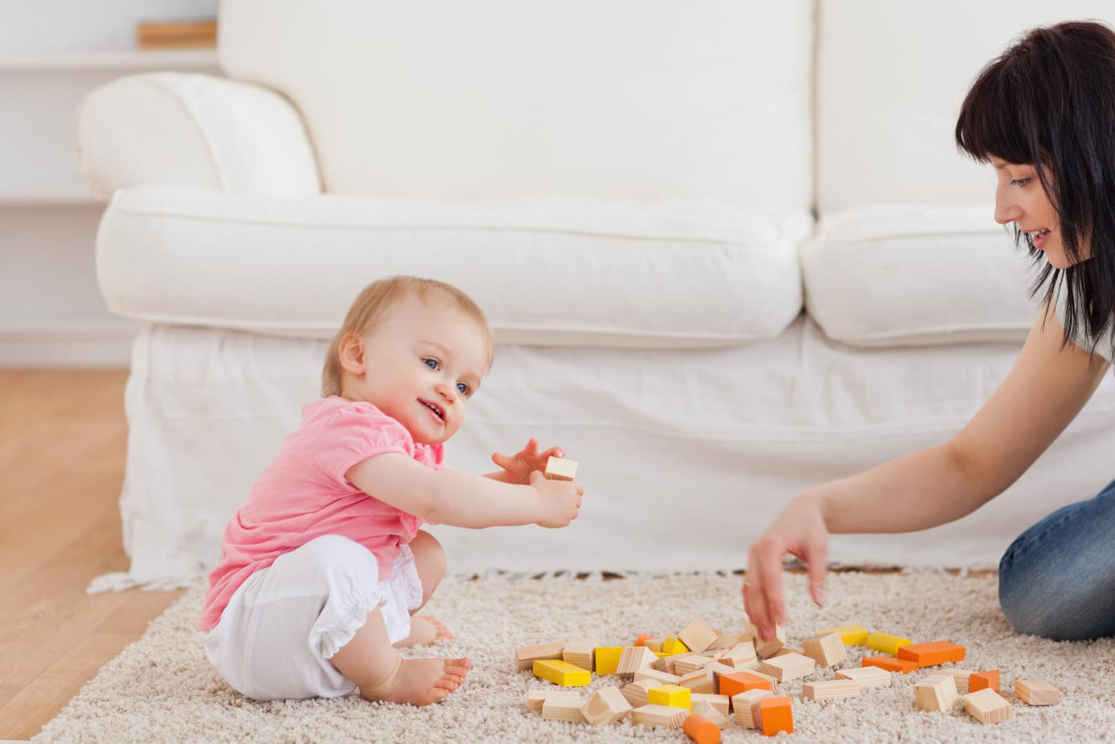 Mutter spielt mit Baby