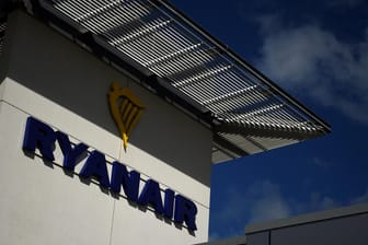 Medienberichten zufolge haben Flugkapitäne und Co-Piloten Ryanairs angebotene Bonuszahlungen für die entstehenden Überstunden abgelehnt.
