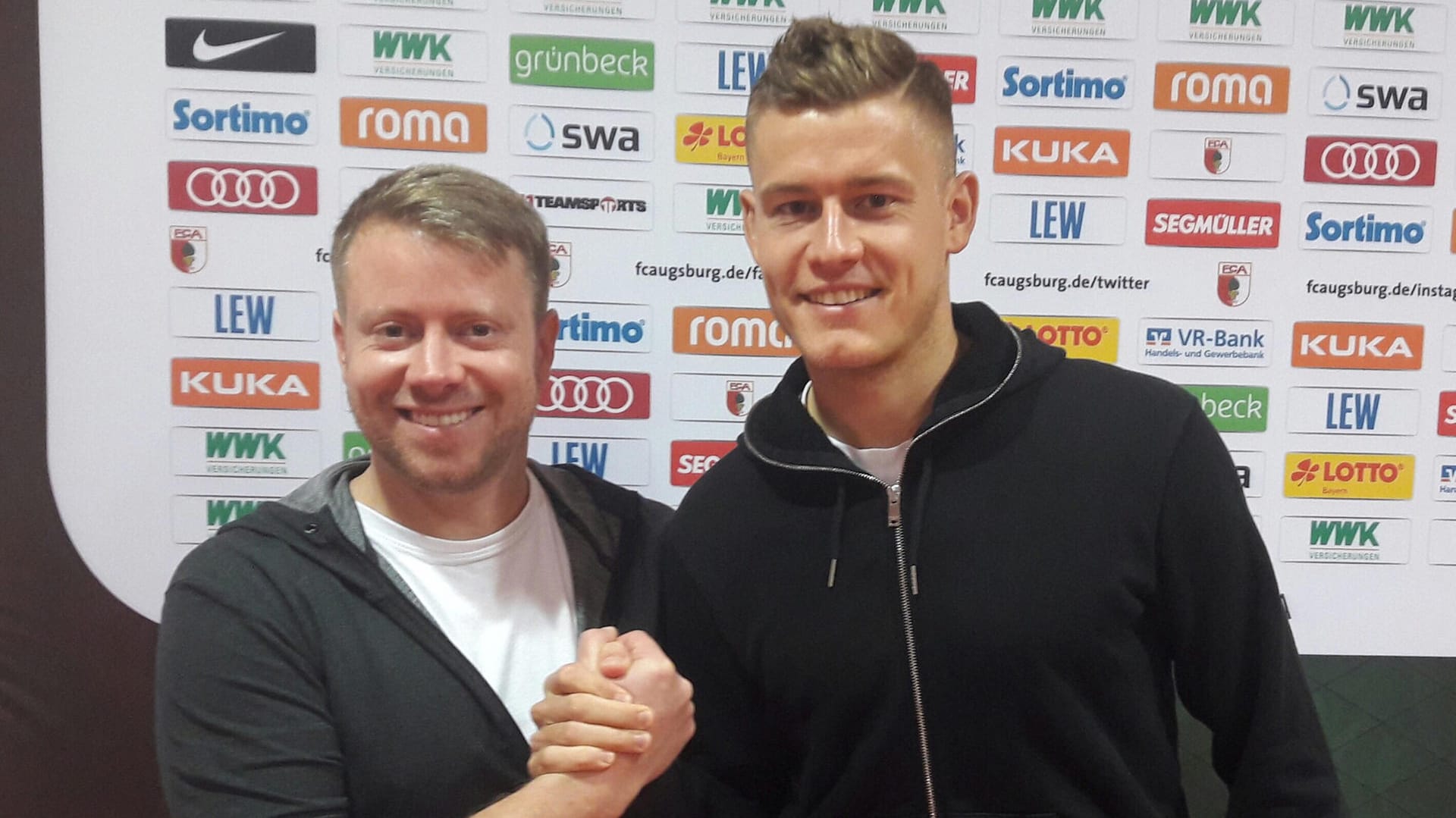 t-online.de-Redakteur Tobias Ruf (l.) traf Alfred Finnbogason zum Interview in Augsburg.