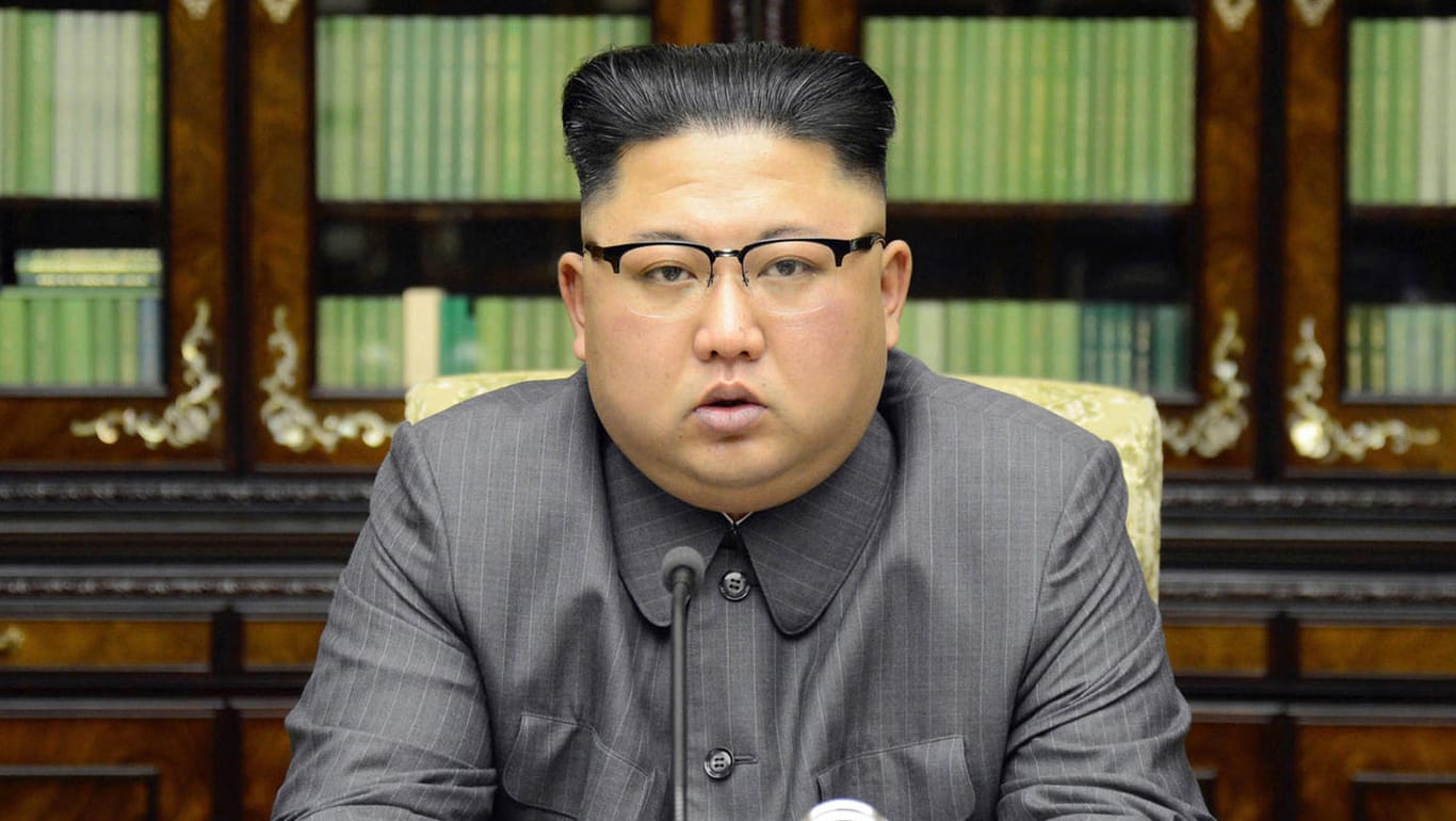 Die von der von der nordkoreanischen Regierung zur Verfügung gestellte Aufnahme zeigt den nordkoreanische Machthaber Kim Jong Un am 21.09.2017 in Pjöngjang, während er eine Erklärung als Antwort an US-Präsident Trump nach dessen Drohungen gegen Pjöngjang verliest.