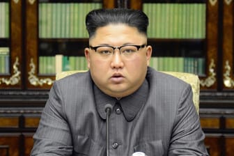 Die von der von der nordkoreanischen Regierung zur Verfügung gestellte Aufnahme zeigt den nordkoreanische Machthaber Kim Jong Un am 21.09.2017 in Pjöngjang, während er eine Erklärung als Antwort an US-Präsident Trump nach dessen Drohungen gegen Pjöngjang verliest.