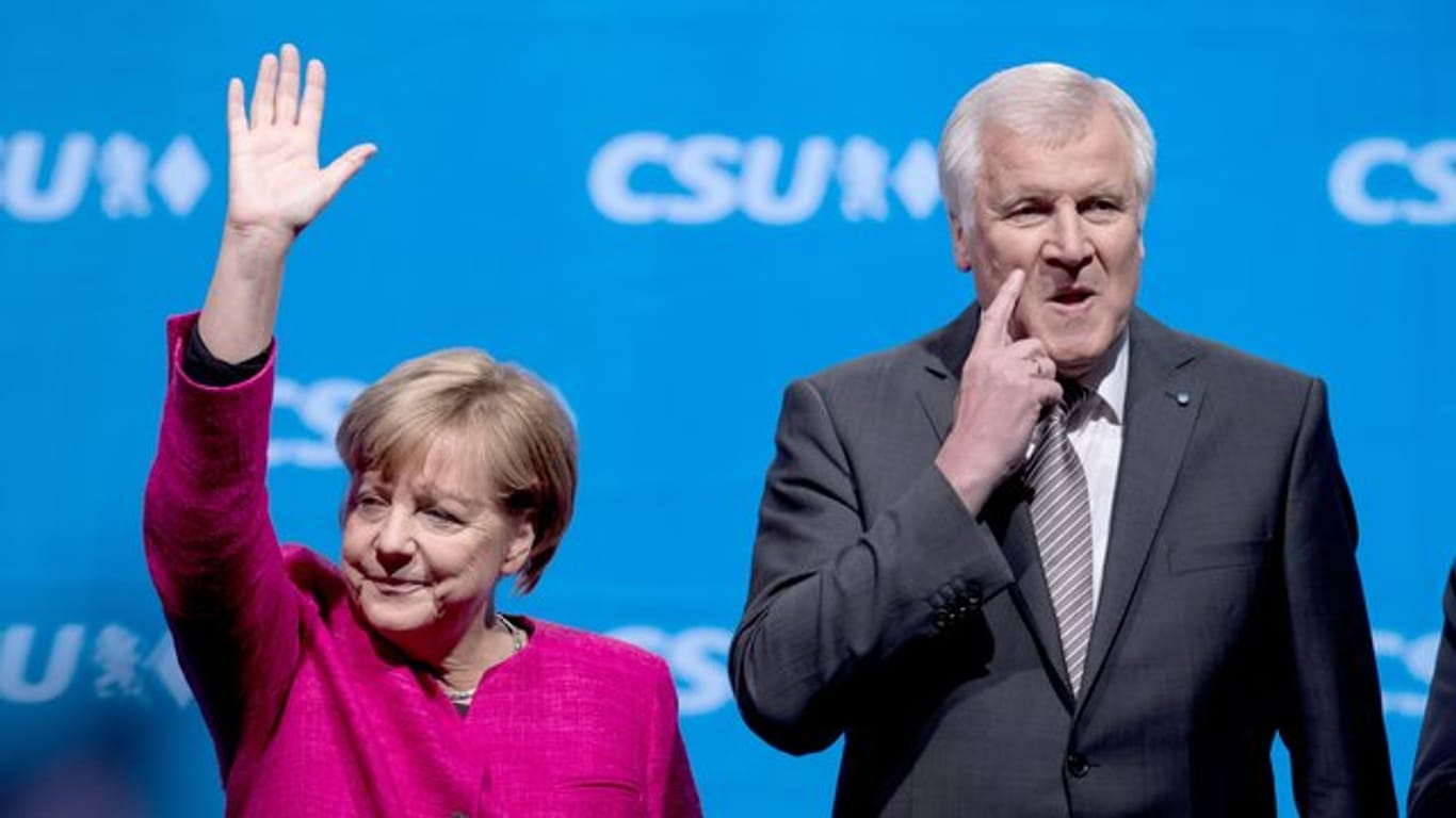Bundeskanzlerin Angela Merkel (CDU) und der bayerische Ministerpräsident Horst Seehofer (CSU) auf dem Marienplatz in München.