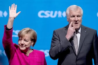 Bundeskanzlerin Angela Merkel (CDU) und der bayerische Ministerpräsident Horst Seehofer (CSU) auf dem Marienplatz in München.