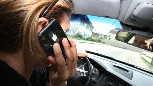 Experten warnen schon seit langem vor wachsenden Unfallgefahren durch Handys am Steuer. Experten warnen schon seit langem vor wachsenden Unfallgefahren durch Handys am Steuer.
