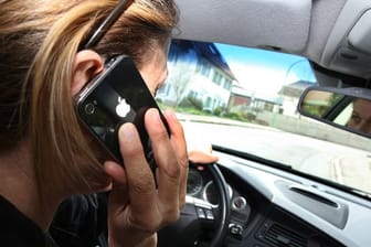 Experten warnen schon seit langem vor wachsenden Unfallgefahren durch Handys am Steuer.