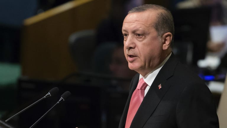 Selten: Recep Tayyip Erdogan lobt Angela Merkel.