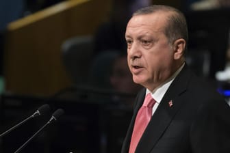 Selten: Recep Tayyip Erdogan lobt Angela Merkel.