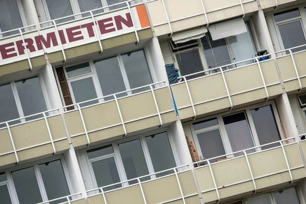 In großen Lettern prangt das Wort "Vermieten" an einem Mietshaus in Berlin.