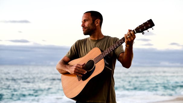 Jack Johnson regt zum Nachdenken an. Jack Johnson regt zum Nachdenken an.