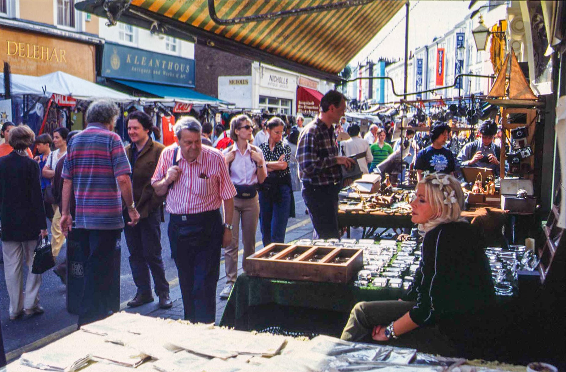 London – In der Portobello Road auf dem Großer Antik-Markt finden sich mitunter einzigartige Sammlerstücken und edle Antiquitäten zu finden.