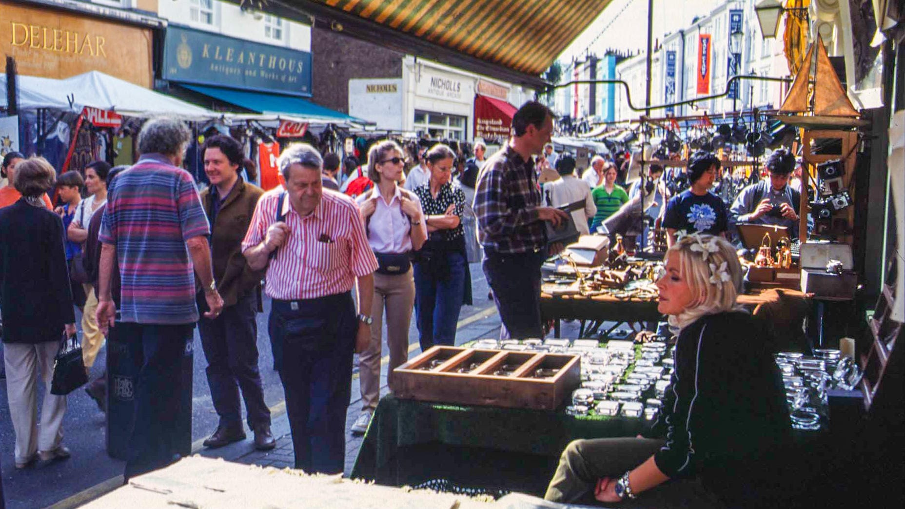 London – In der Portobello Road auf dem Großer Antik-Markt finden sich mitunter einzigartige Sammlerstücken und edle Antiquitäten zu finden.