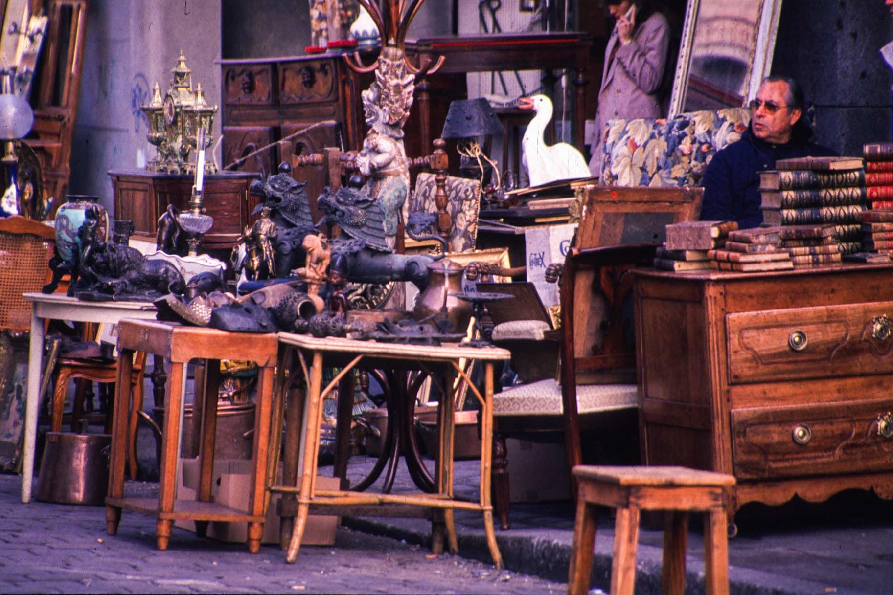 Paris – Der Flohmarkt Porte de Clignancourt bietet ein reichhaltiges Angebot alter, mitunter etwas verschlissener Möbel.