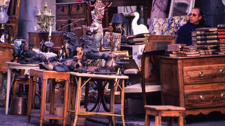 Paris – Der Flohmarkt Porte de Clignancourt bietet ein reichhaltiges Angebot alter, mitunter etwas verschlissener Möbel.