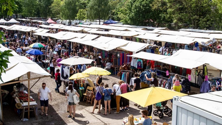 Der Flohmarkt im Berliner Mauerpark ist Anlass für einen perfekten sonntäglichen Ausflug.