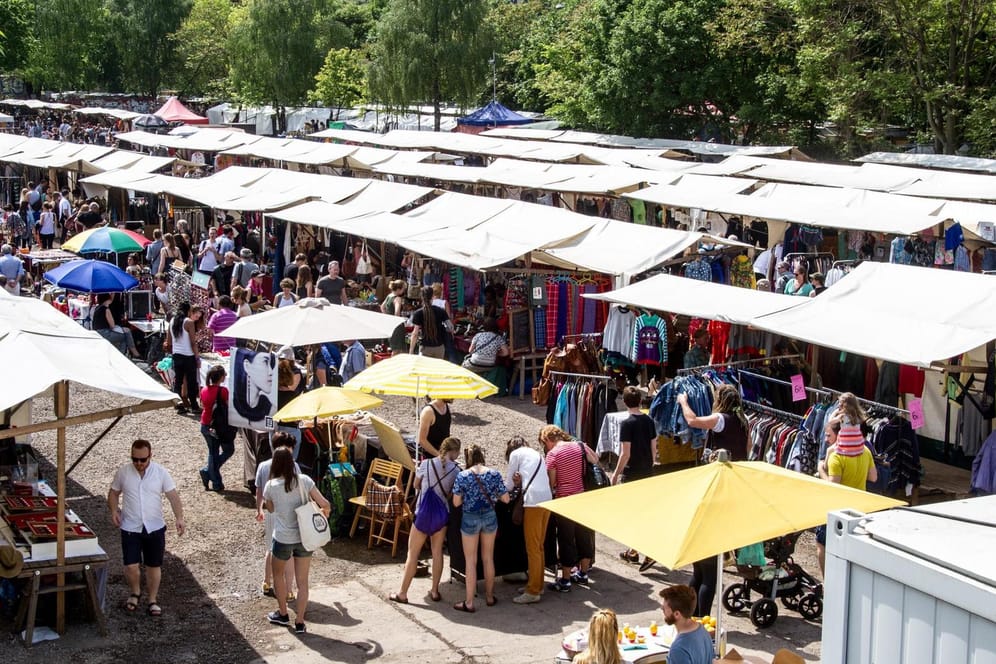 Der Flohmarkt im Berliner Mauerpark ist Anlass für einen perfekten sonntäglichen Ausflug.