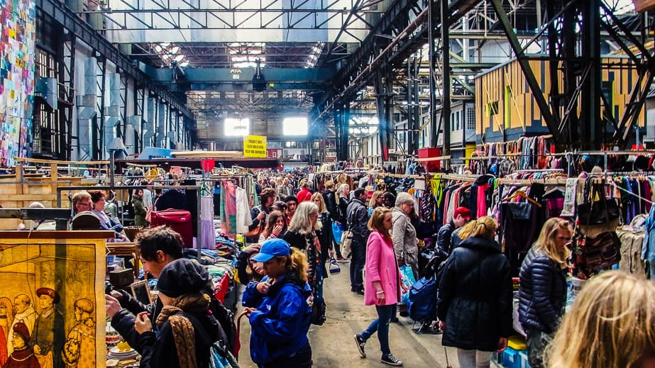 Amsterdam – Einer der einzigartigsten Flohmärkte in Europa ist in solchen riesigen Hallen zugegen.