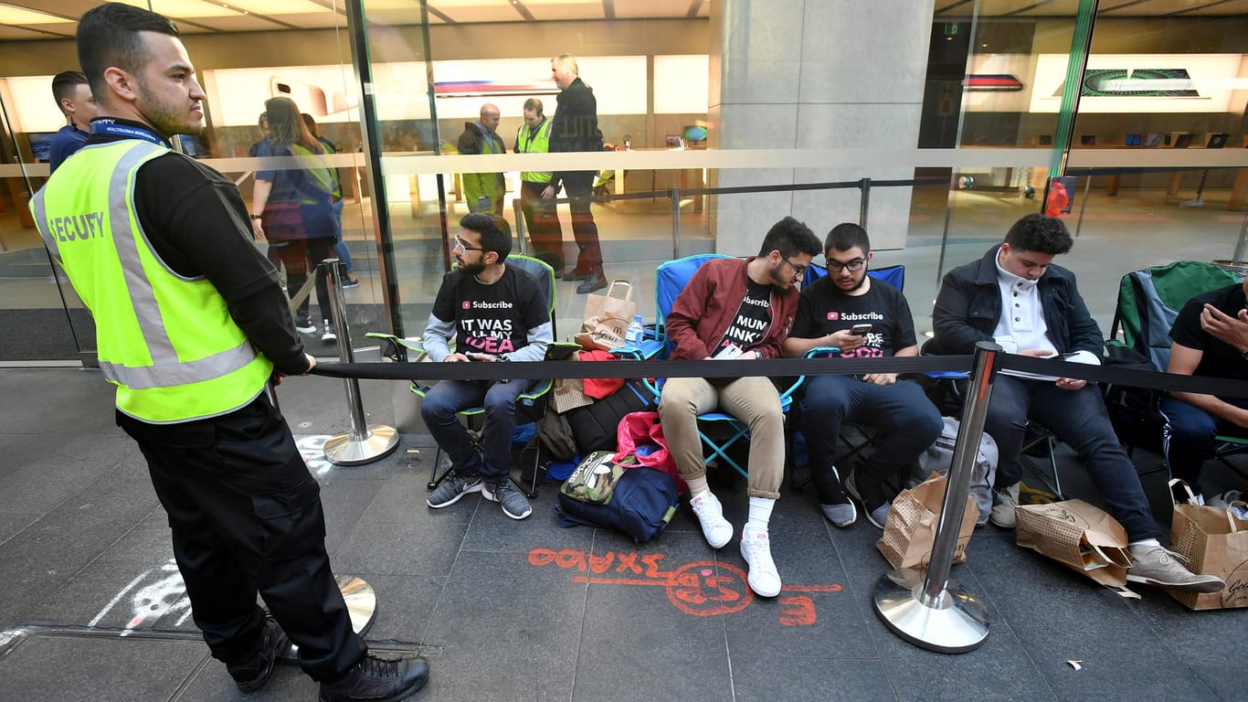 Nur wenige Fans kampieren vor einem Apple-Shop in Sydney.