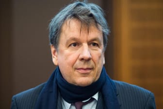Der Wettermoderator Jörg Kachelmann (M) am 28.09.2016 im Verhandlungssaal des Oberlandesgerichts in Frankfurt am Main (Hessen).