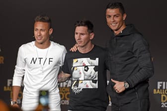 Schon 2015 waren Neymar (v.l.), Lionel Messi und Cristiano Ronaldo gemeinsam für den Titel des Weltfußballers nominiert. Messi gewann.