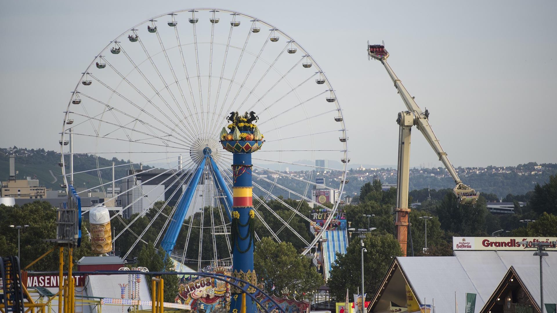 Das Riesenrad gehört zur Cannstatter Wasen (hier am 28.09.2016) in Stuttgart wie das Festzelt.