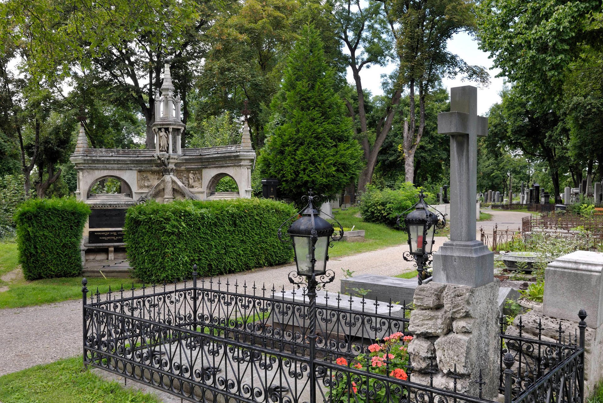 Pompös sind viele Gräber auf dem Zentralfriedhof in Wien. Der Ort ist eine berühmte Touristenattraktion.