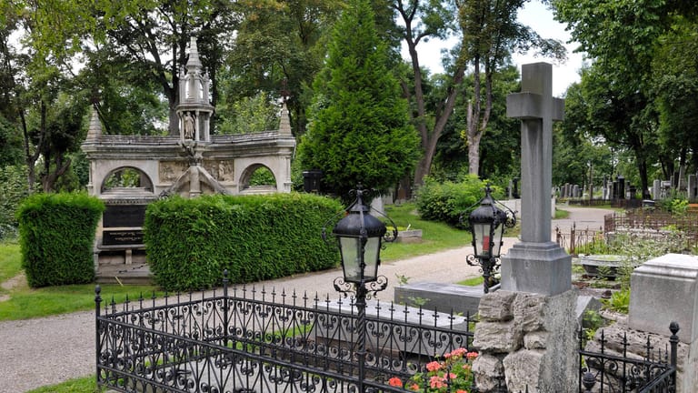 Pompös sind viele Gräber auf dem Zentralfriedhof in Wien. Der Ort ist eine berühmte Touristenattraktion.