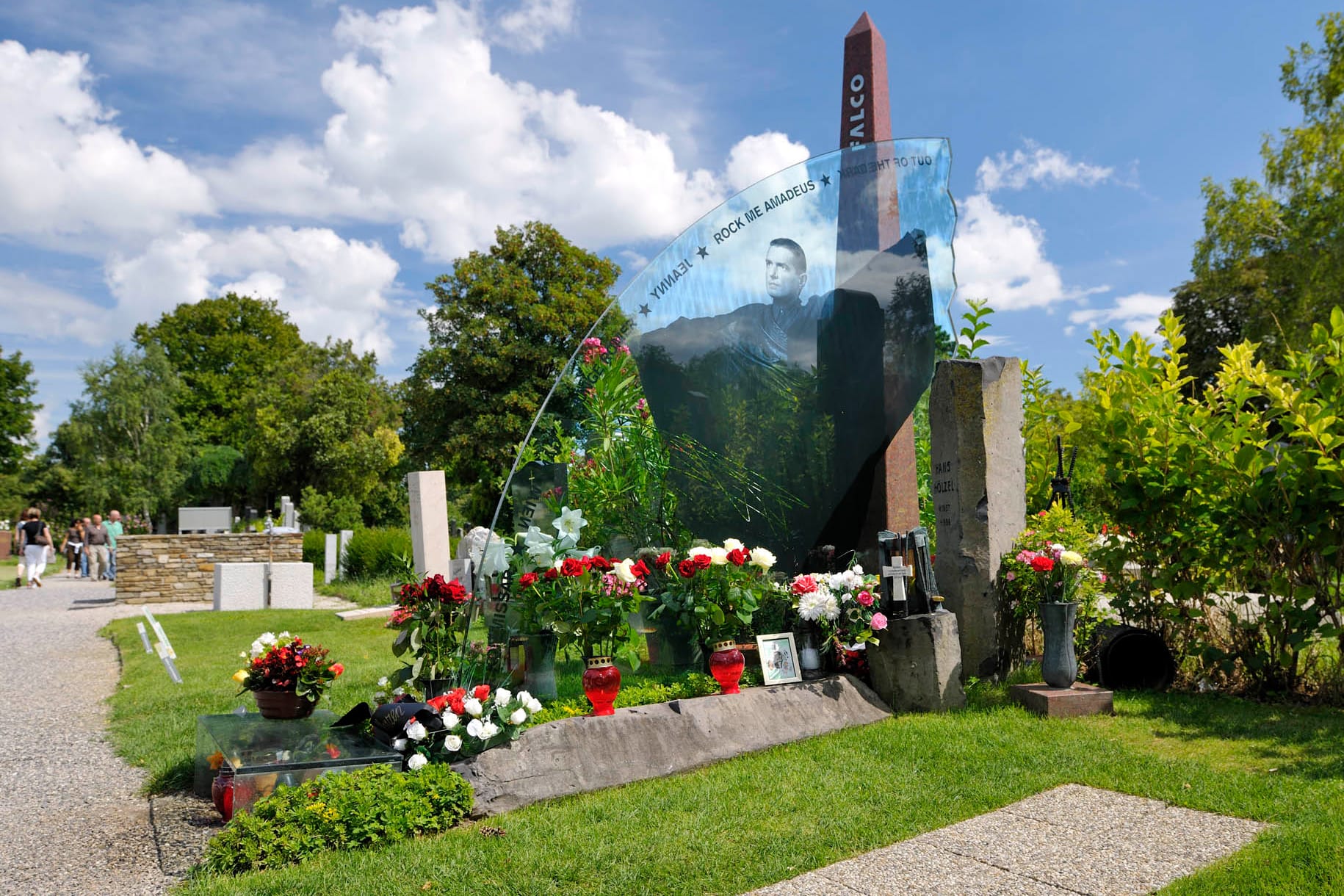 Das Falco-Grab auf dem Wiener Zentralfriedhof: Fans pilgern oft hierher und huldigen dem Musiker.