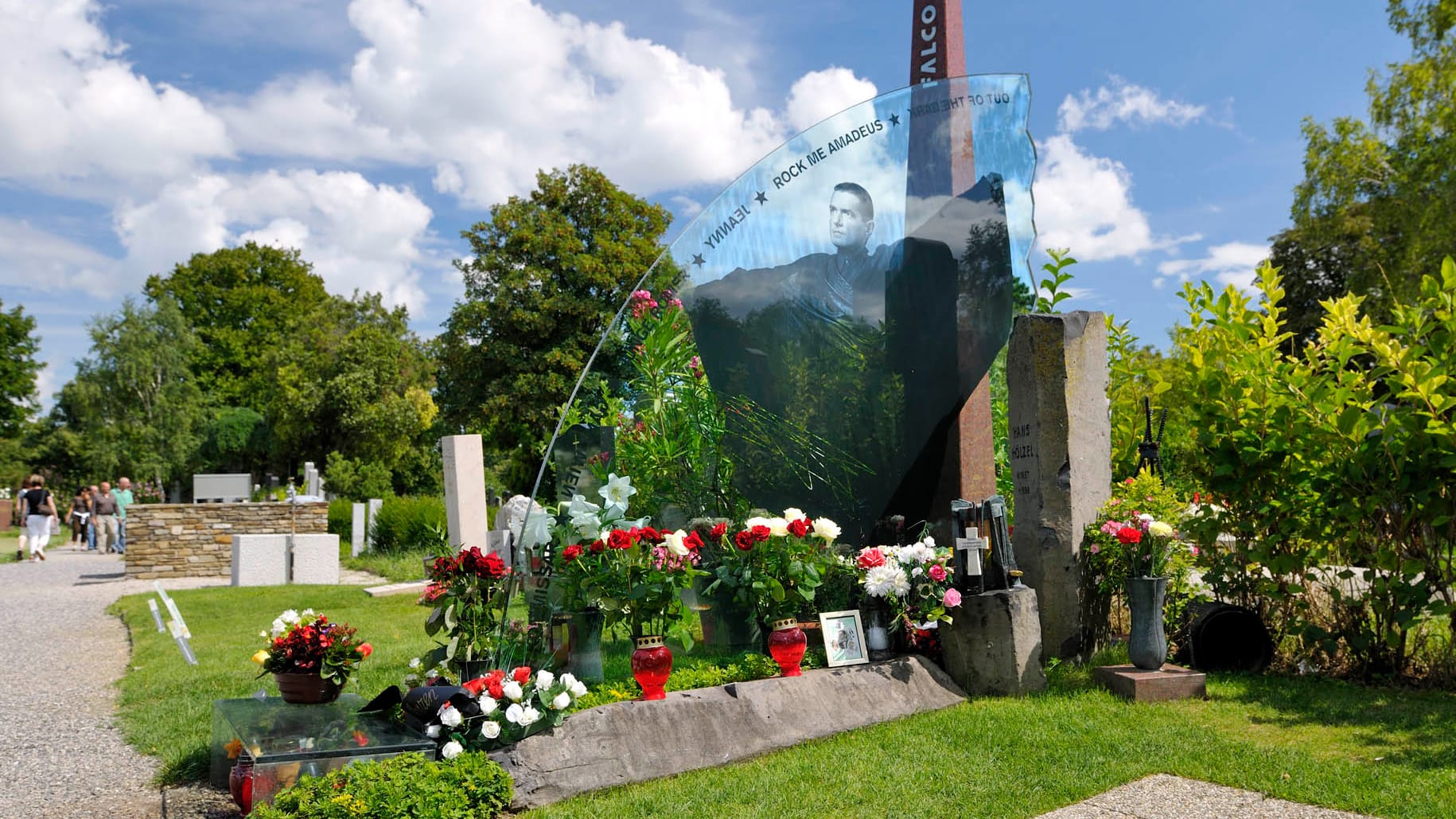 Das Falco-Grab auf dem Wiener Zentralfriedhof: Fans pilgern oft hierher und huldigen dem Musiker.