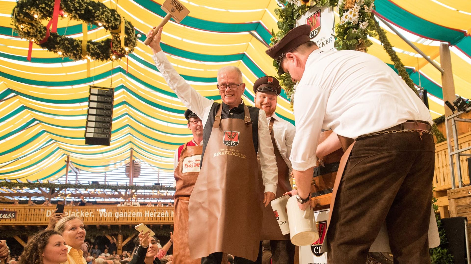 Stuttgarts Oberbürgermeister Fritz Kuhn (Die Grünen) eröffnet die Cannstatter Wasen in Stuttgart.