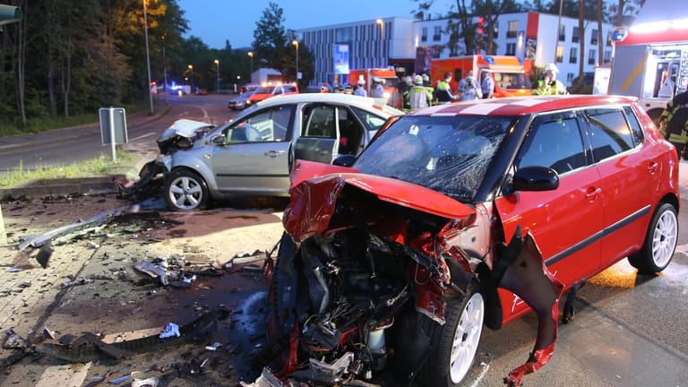 Zerstörte Fahrzeuge nach einem illegalen Autorennen in Hagen.