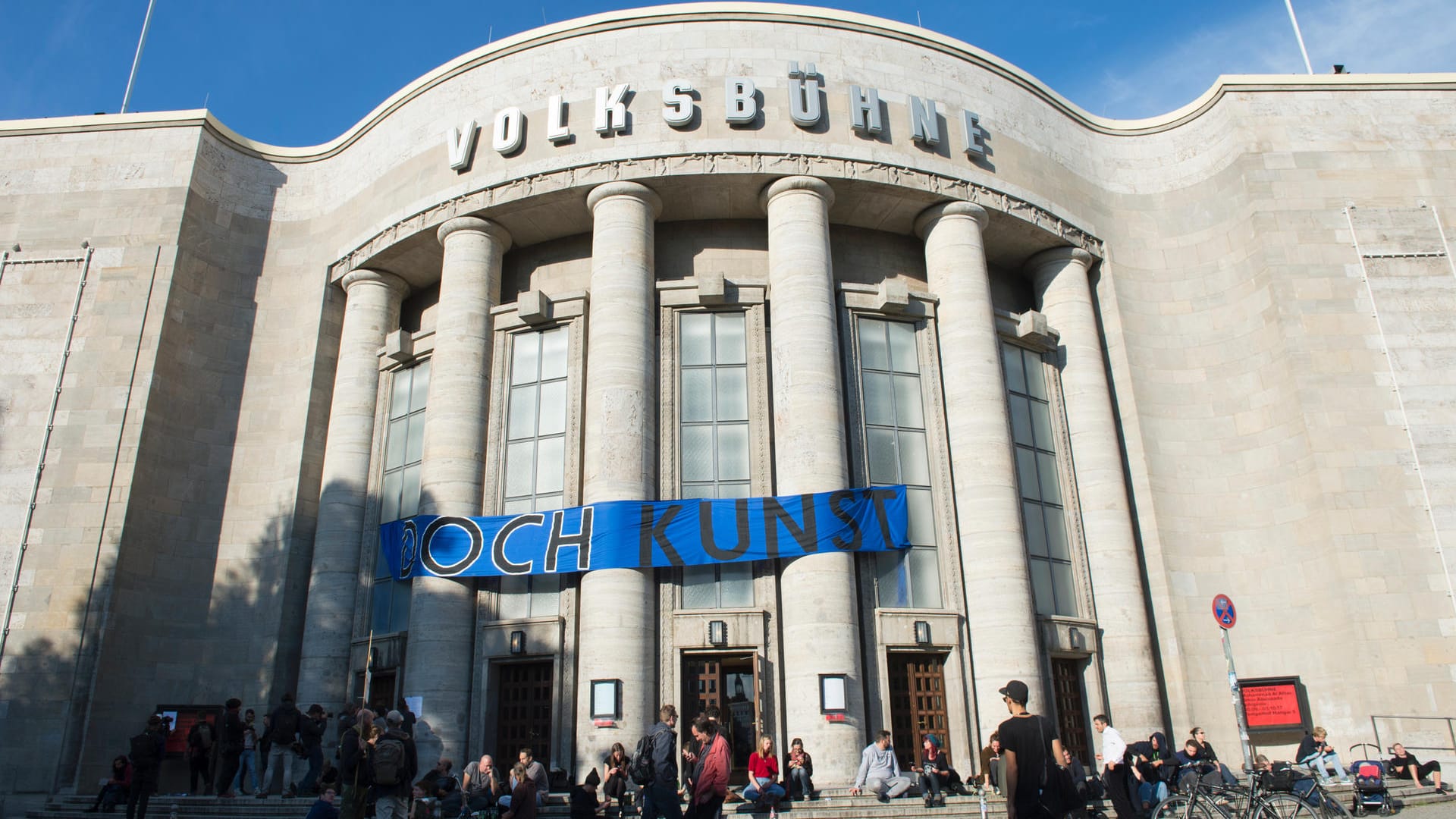 "Doch Kunst" steht auf dem Transparent an der Volksbühne. Aktivisten haben das Gebäude am Nachmittag besetzt und bezeichnen ihre Aktion als Performance.