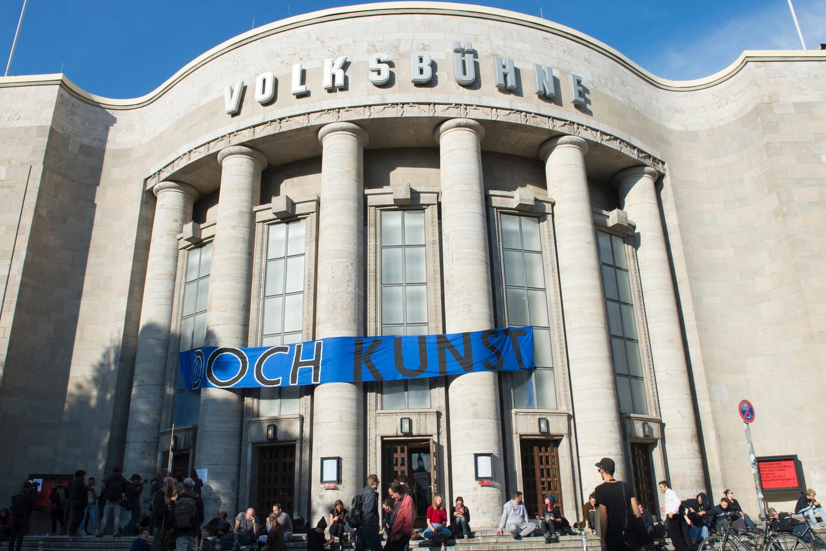 "Doch Kunst" steht auf dem Transparent an der Volksbühne. Aktivisten haben das Gebäude am Nachmittag besetzt und bezeichnen ihre Aktion als Performance.